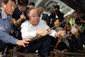 이주영 장관 여객선 화물차 고박 상태 점검