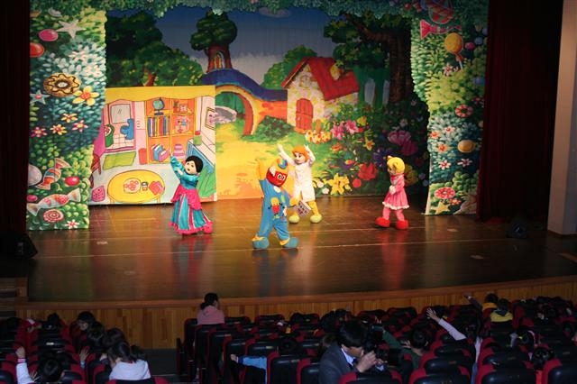 지난해 4월 강북문화예술회관에서 열린 ‘어린이 의약품 안전 사용을 위한 인형극’의 한 장면. 강북구 제공