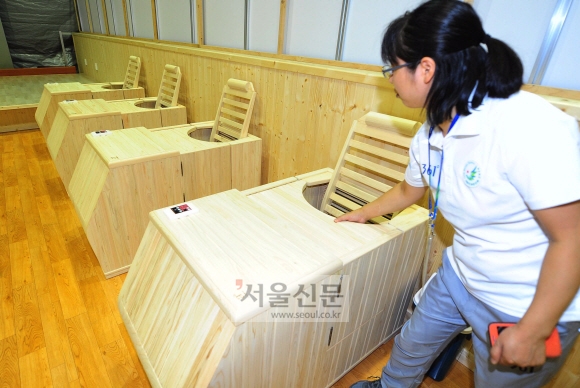 선수촌 관계자가 서비스센터 내에 설치된 반신 욕조에 대해 설명하고 있다. 안주영 기자 jya@seoul.co.kr
