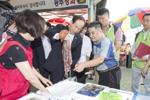 전통시장 찾은 윤성규 환경부장관