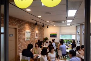 딱딱한 집무실이 대화의 공간으로