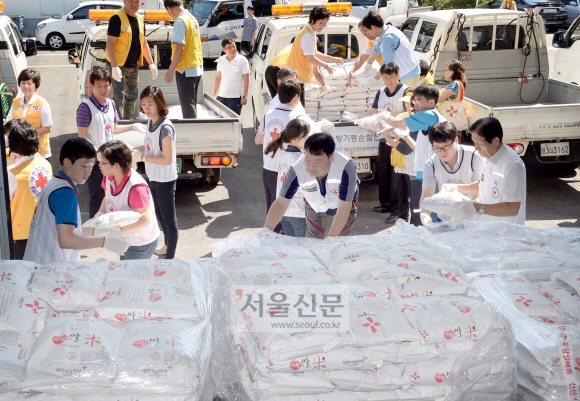 저소득층에 따뜻한 끼니로… 온정의 적십자 쌀 포대