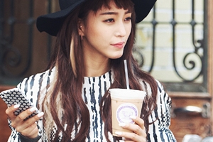 한예슬 뉴욕 파파라치 컷, 빈티지 블랙 백 시크한 차도녀