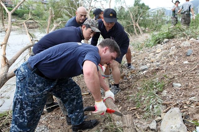 미 해군 7함대 소속 블루릿지함 장병 30여명이 기장군 죄광천 일대에서 복구작업을 펼치고 있다. 해군작전사령부 제공