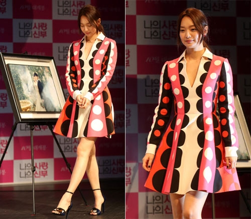 1일 오전 서울 강남구 신사동 압구정CGV에서 열린 영화 ‘나의 사랑 나의 신부’ 제작보고회에서 배우 배우 신민아가 무대를 오르고 있다.  연합뉴스