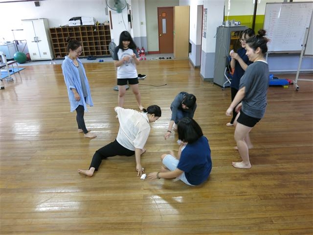지난달 30일 거점학교인 서울 풍문여고에서 뮤지컬 연기를 실습하는 학생들.