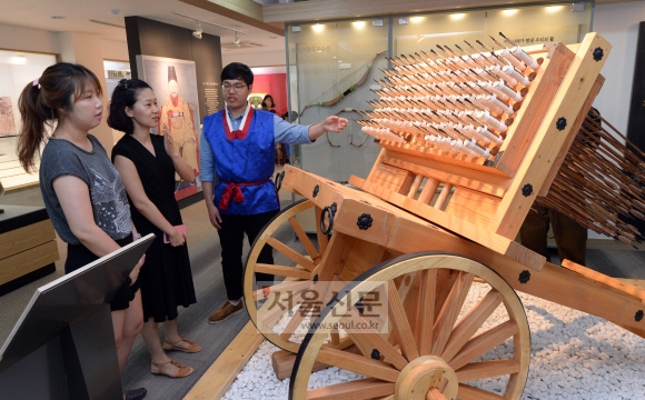 1일 서울 종로구 사직공원에 있는 국궁장(황학정) 근처에 처음 문을 연 ‘공익박물관’인 국궁전시관에서 여성 방문객들이 안내원으로부터 조선시대 발사형 무기인 ‘신기전’에 대해 설명을 듣고 있다. 안전행정부는 지역경제활성화 차원에서 관심의 사각지대에 놓인 전통기술의 사업화를 돕고 있다. 정연호 기자 tpgod@seoul.co.kr