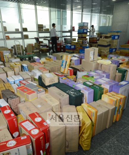 의원회관에 가득 쌓인 추석 선물