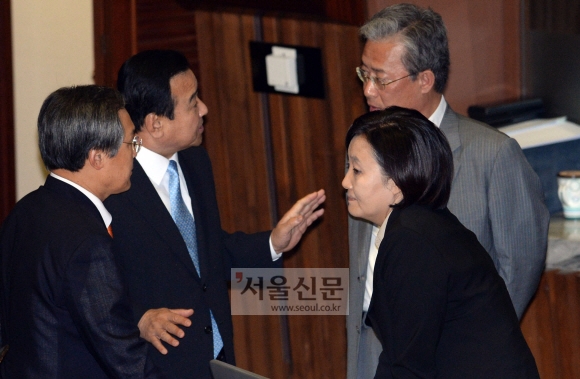 이완구(왼쪽에서 두 번째) 새누리당, 박영선(오른쪽) 새정치민주연합 원내대표를 비롯한 일부 의원들이 3일 국회 본회의장에 삼삼오오 모여 대화를 나누고 있다. 정연호 기자 tpgod@seoul.co.kr