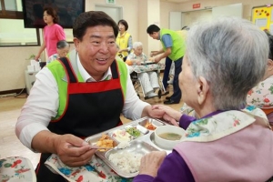 [현장 행정] 송편 빚고 말벗… “소외 어르신 없게”