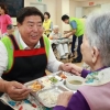 [현장 행정] 송편 빚고 말벗… “소외 어르신 없게”