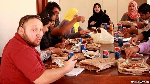 이슬람국가(IS)에 의해 살해된 미국 프리랜서 기자 스티븐 소틀로프는 유대인이었지만 아랍 세계에 대한 애착이 남달랐다. 생전에 아랍 친구들과 식사를 하고 있는 소틀로프(맨 왼쪽)의 모습. 출처 BBC 웹사이트