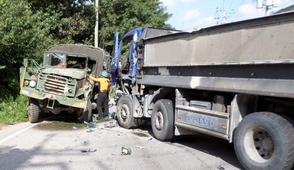 군용트럭 교통사고 당해 군인들 부상