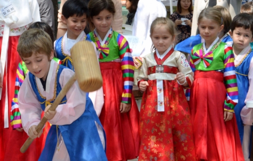 “떡메 치기 재미있어요” 신나는 외국 어린이