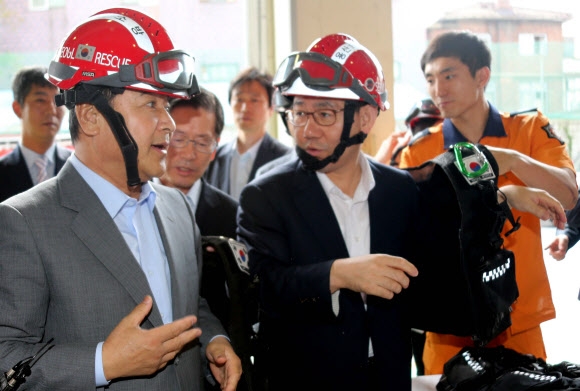 이완구 원내대표, 소방장비 착용