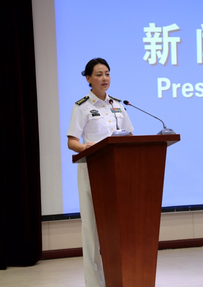 함선 기자회견하는 싱광메이 대변인 지난달 26일 중국 산둥성 웨이하이 88함선에서 기자회견을 하는 싱광메이 인민해방군 해군 대변인.  출처 중국신문망
