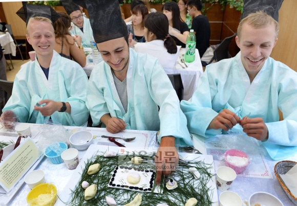 “송편 빚기 어렵지 않아요”