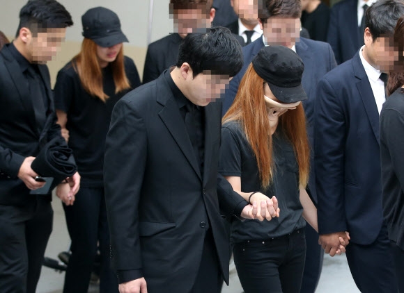 오열하는 주니와 애슐리