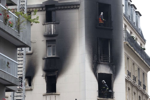 한 소방대원이 6일(현지시간) 프랑스 파리 15구에 화재 사고가 발생한 지역에서 희생자 수습 작업이 한창이다. 이 화재 사고로 인해 2명이 죽고 10명이 중상을 입었다.  ⓒ AP/뉴시스
