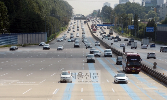 추석 연휴 마지막날 귀경차량들이 큰 정체 없이 서울 요금소를 지나고 있다.  안주영 기자 jya@seoul.co.kr