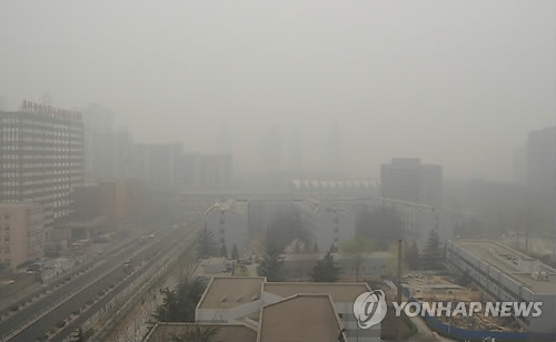 지난 3월 중국환경감측센터 옥상에서 촬영한 베이징의 아침 하늘 