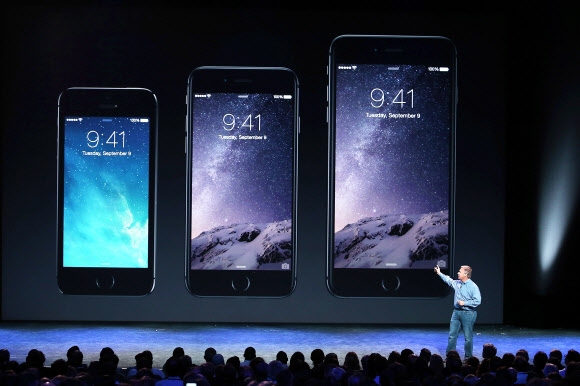 9일(현지시간) 필 실러 애플 마케팅 부사장이 미국 캘리포니아주 쿠퍼티노 플린트센터에서 신제품 아이폰6와 아이폰6 플러스에 대해 설명하고 있다. 쿠퍼티노 연합뉴스