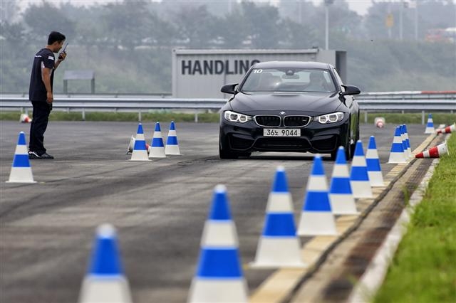 지난달 13일 인천 영종도 BMW 드라이빙센터 다이내믹코스에서 M트랙데이 참가자가 출발신호를 기다리고 있다. BMW코리아 제공
