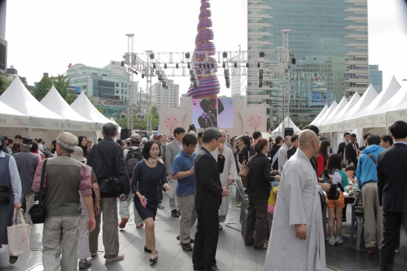 지난해 서울 청계광장에서 열린 대한민국 종교문화축제 참가자들이 종단별로 마련한 부스를 돌아보며 종교 체험을 하고 있다.  서울신문 포토라이브러리