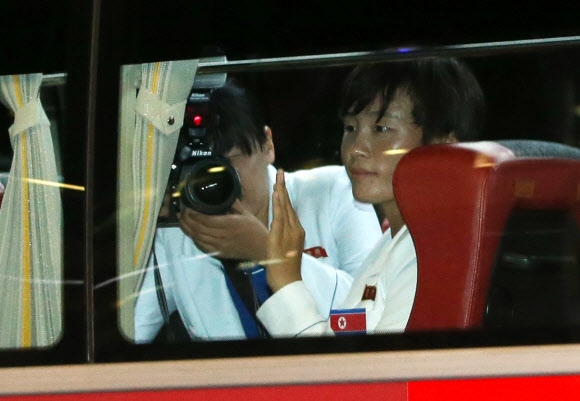 <아시안게임 D-8> 창 밖 촬영하는 북한 기자