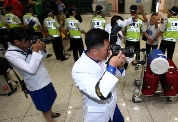 <아시안게임 D-8> 취재하는 북한 기자들