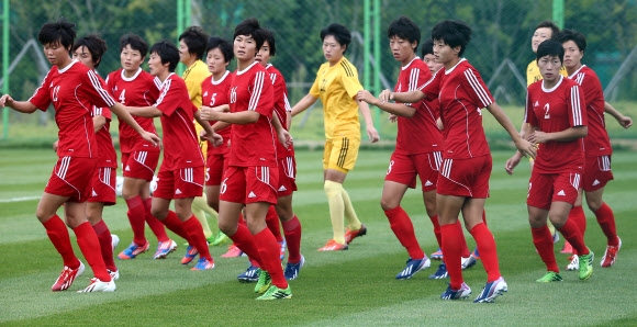 <아시안게임 D-7> 가볍게 몸푸는 북한 여자축구대표팀