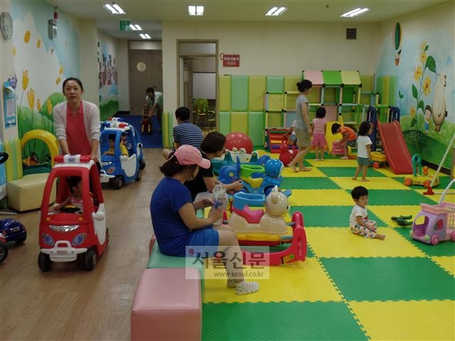 고양시 건강가정지원센터 공동육아나눔터에서 11일 아이들이 놀고 있다.
