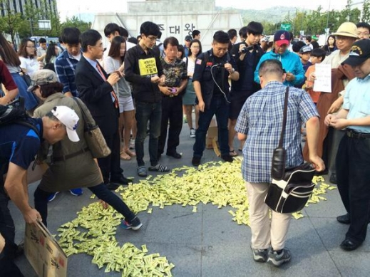 건강한 보수마저 삼켜버린 ‘폭식 퍼포먼스’