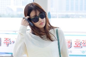 강소라 공항패션, 시스루니트 가죽팬츠 볼륨몸매 뽐내