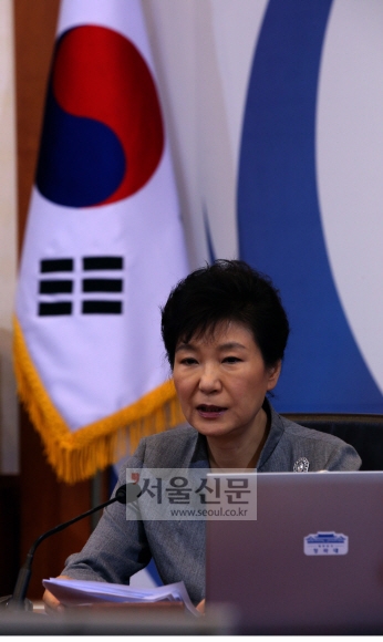 박근혜대통령이 16일 오전 청와대에서 열린 국무회의에서 모두발언을 하고 있다.