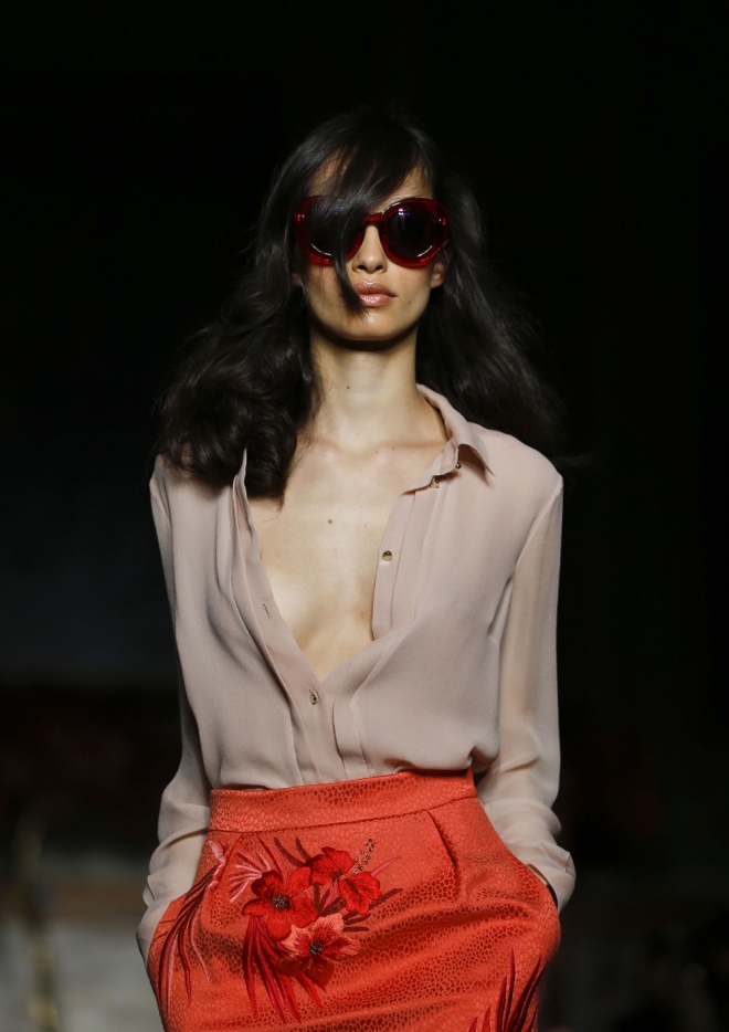 14일(현지시간) 한 모델이 ‘런던 패션 위크’ 행사에서 패션디자이너 매튜 윌리암슨(Matthew Williamson) 2015 봄/여름 컬렉션 의상을 입고 런웨이에서 캣워크를 하고 있다.  ⓒ AP/뉴시스