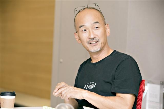 이준익 감독은 1회 때부터 올해까지 올레 국제스마트폰영화제의 집행위원장을 맡아 왔다. 지난 15일 개막식을 앞두고 인터뷰에서 활짝 웃고 있는 이 감독.  KT 제공