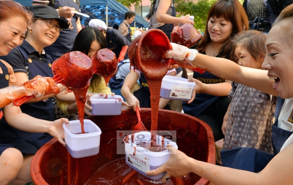 사랑을 담은 고추장 이웃과 함께 나눠요 사랑을 담은 고추장 이웃과 함께 나눠요