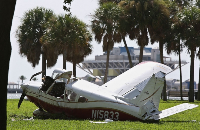15일(현지시간) 미국 플로리다주 세인트 피터즈버그의 한 공원 잔디밭에 파이퍼 단발 비행기 한 대가 추락했다. 비행기에는 4명의 아일랜드인들이 타고 있었던 것으로 알려졌다. ⓒ AP/뉴시스
