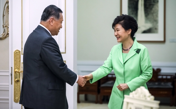 박근혜(오른쪽) 대통령이 19일 청와대에서 모리 요시로 전 일본 총리와 악수하고 있다. 2020년 도쿄올림픽 조직위원장인 모리 전 총리는 인천아시안게임 개막식 참석차 방한했다. 청와대사진기자단