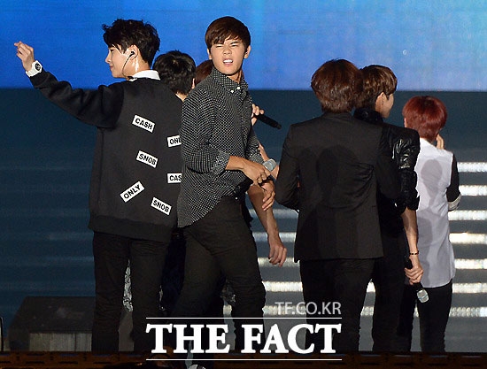 제국의아이들 동준이 31일 오후 서울 잠실 주경기장에서 열린 2014 롯데면세점 패밀리콘서트에서 팬들을 향해 익살스러운 표정을 짓고 있다. 더팩트 제공