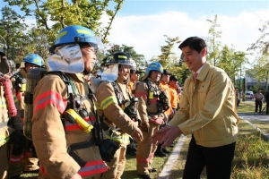 긴급구조 종합훈련에 간 강동구청장
