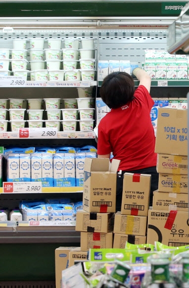 21일 서울의 한 대형마트 직원이 우유를 진열하고 있다. 현재 원유 과잉생산 장기화로 분유 재고량이 12년 만에 최고치를 기록했다.  연합뉴스