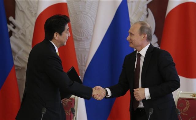 아베 신조(왼쪽) 일본 총리와 블라디미르 푸틴 러시아 대통령. AP 연합뉴스