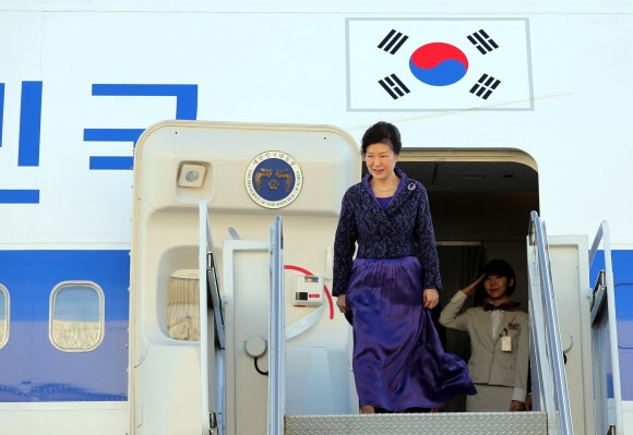 캐나다 국빈방문을 마친 박근혜 대통령이 22일 오후(현지시간) 미국 뉴욕 존에프케네디 공항에 도착, 전용기에서 내리고 있다.  연합뉴스