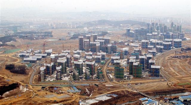 국내 투자 감소와 사회간접자본(SOC) 시설 투자가 쪼그라들고 있는 가운데 중대형 건설사들이 수도권의 한 대형 신도시 건설현장에서 주택건설 공사를 벌이고 있다.  서울신문 포토라이브러리
