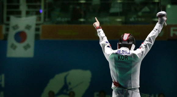 23일 일본과의 남자 에페 단체전 결승에서 공격에 성공한 뒤 우승을 예감한 듯 관중들을 향해 손을 들어 보이고 있다. 연합뉴스