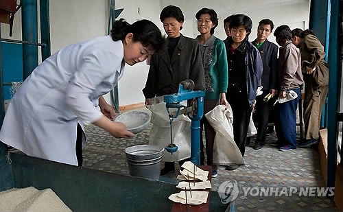 식량 배급타는 북한주민들 (연합뉴스 자료사진)