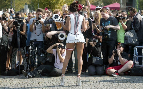 16일(현지시간) 독일 디자이너 로단(Rodan)이 맥주 축제 ‘옥토버페스트(Oktoberfest)’를 위해 만든 의상인 가죽 던들(dirndl·바이에른 여성 전통의상)을 입은 모델들이 독일 베를린 브란덴부르크 앞에서 맥주를 들고 포즈를 취하고 있다.  AP=연합