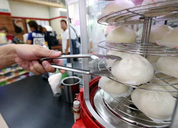 편의점업체 세븐일레븐이 호빵 판매를 시작한 24일 오후 서울 중구 소공점에 호빵기계가 설치돼있다.  연합뉴스
